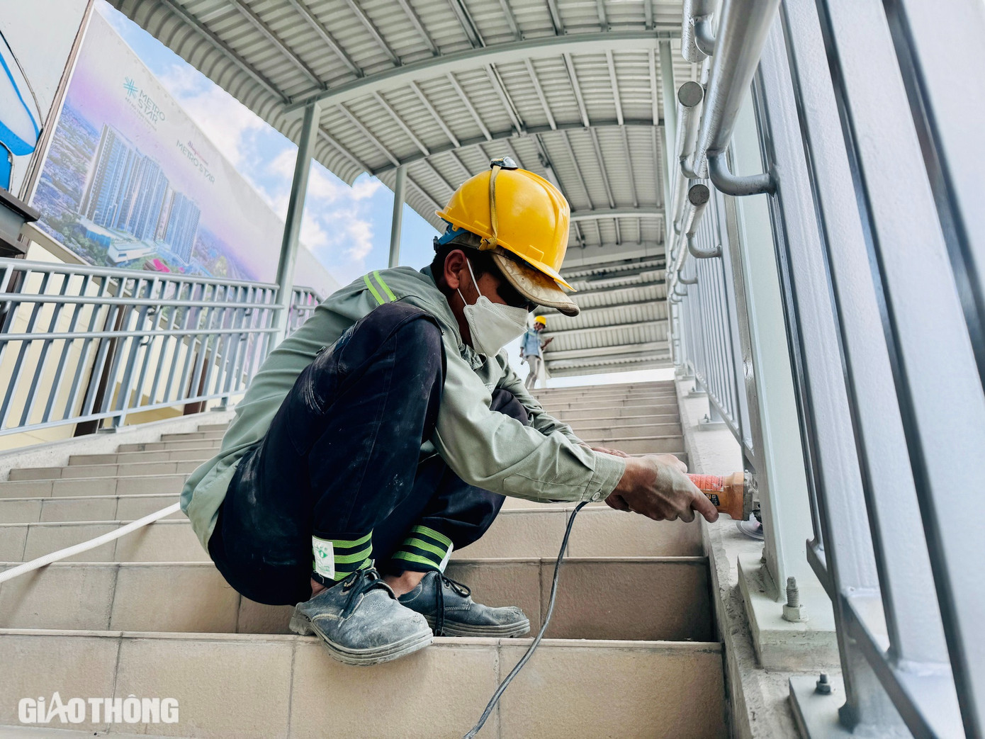 Hệ thống mái che, đèn chiếu sáng và lan can bảo vệ tại các cầu đi bộ dọc tuyến metro số 1 đã được lắp đặt hoàn tất, tạo nên không gian di chuyển an toàn và thuận tiện cho người dân. Những ngày qua, công tác kiểm tra, đánh giá chất lượng được triển khai để đảm bảo tất cả đều đạt tiêu chuẩn trước khi đưa vào sử dụng