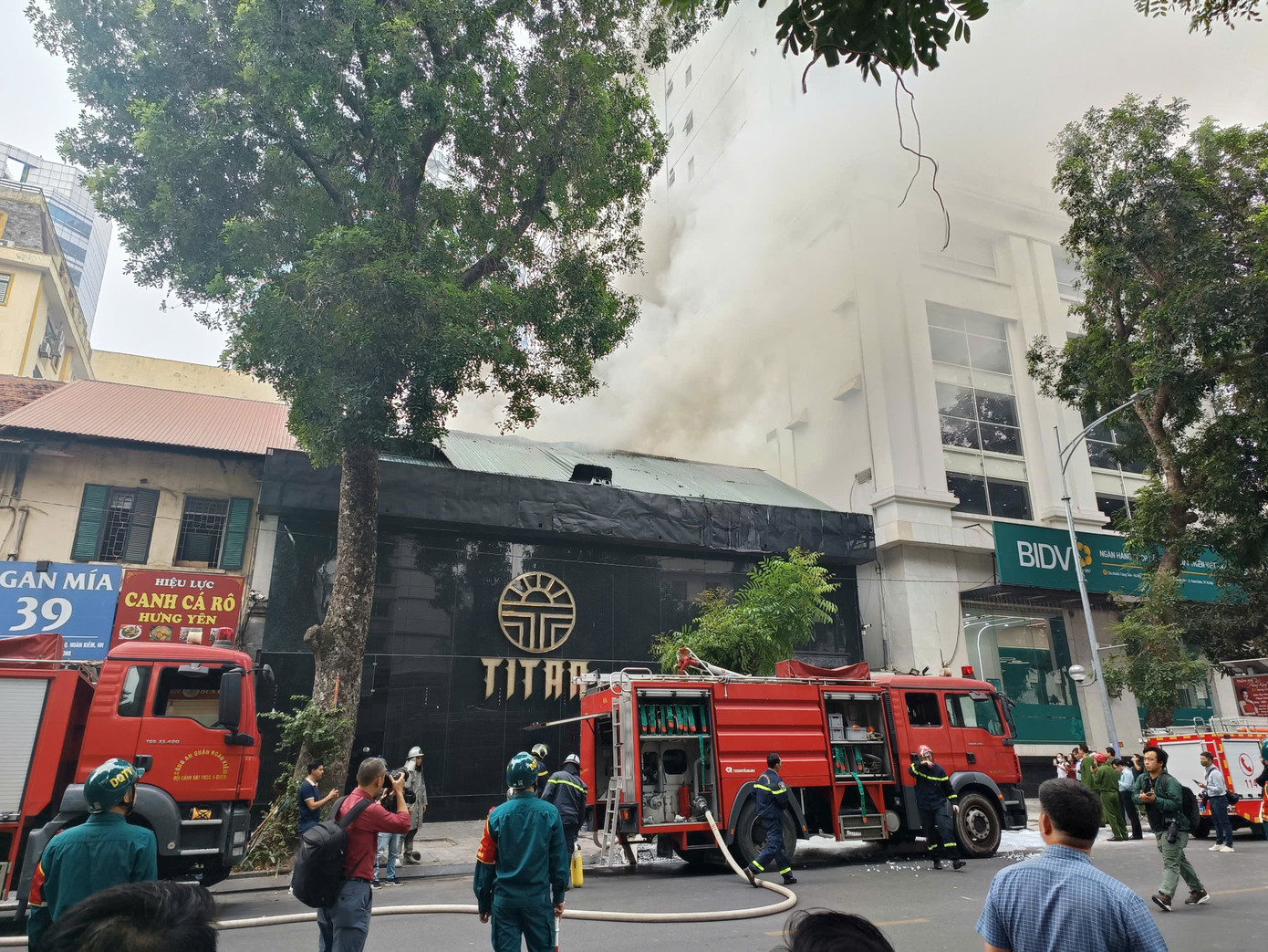 Tại hiện trường khói bốc lên nghi ngút từ khu vực tầng mái quán nêu trên. (Ảnh: Thanh Hà)