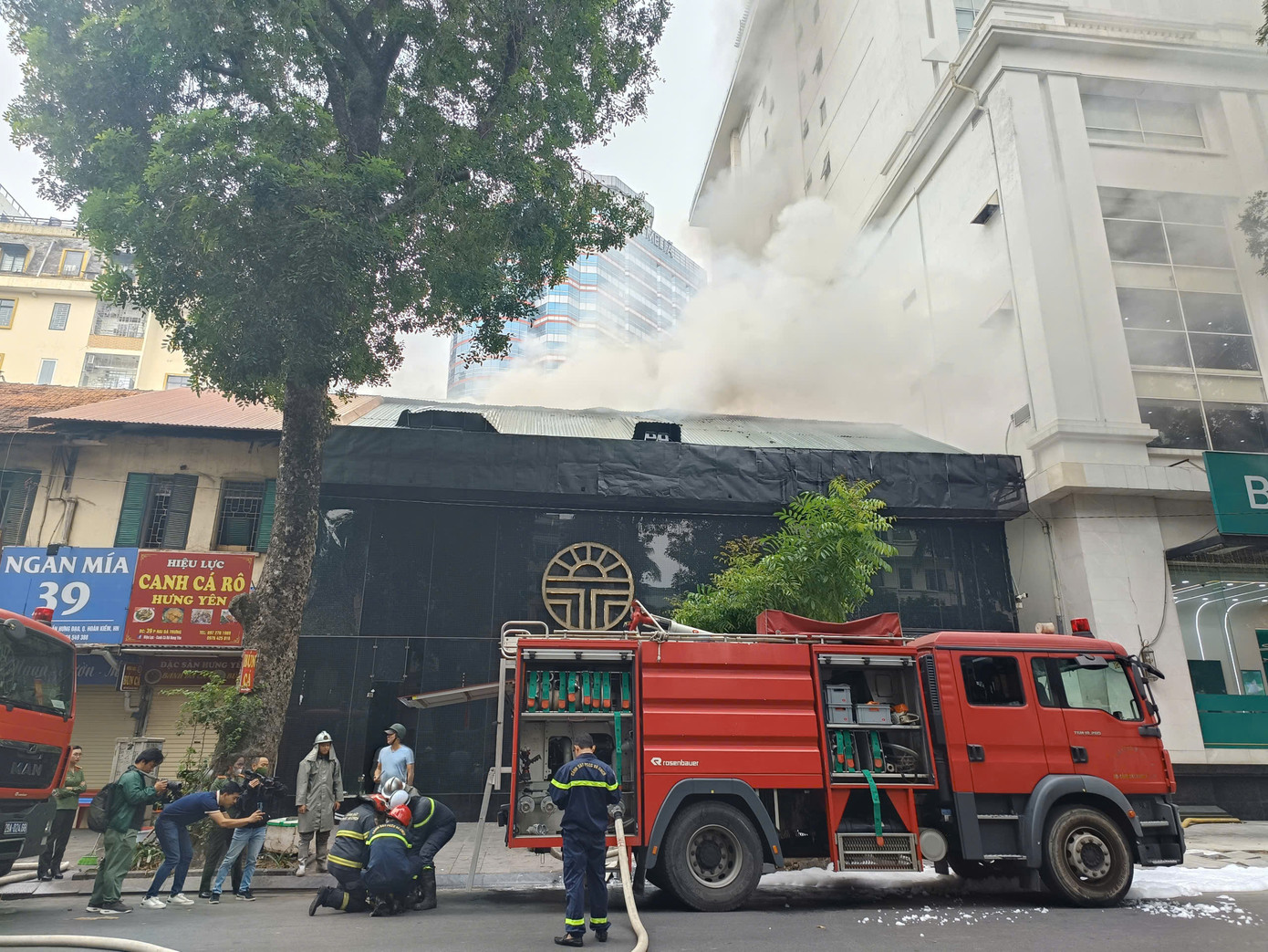 Bốn xe cứu hỏa cùng hàng chục cán bộ, chiến sĩ đang nỗ lực dập lửa. (Ảnh: Thanh Hà)