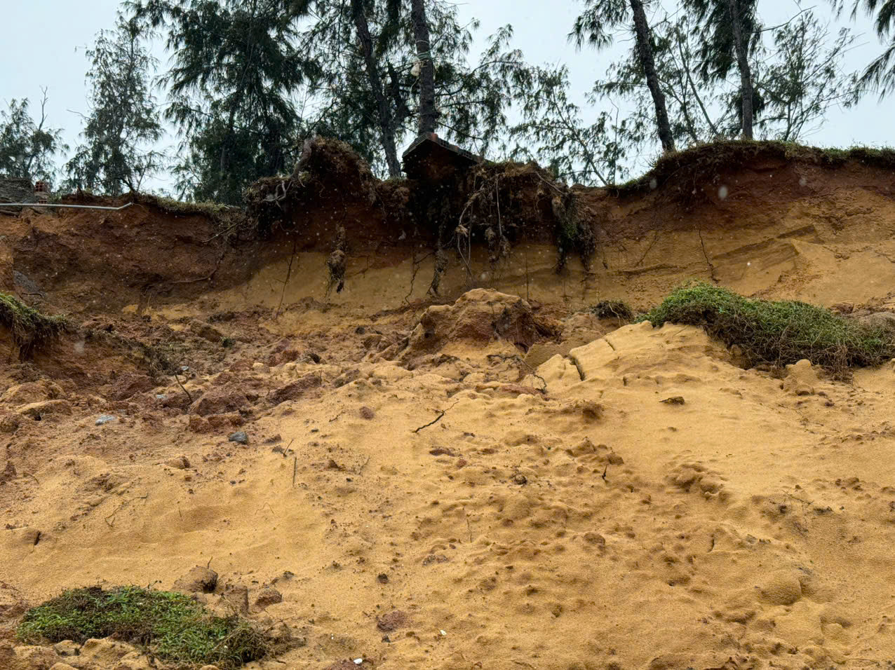 Sạt lở bờ biển gây ảnh hưởng đến an toàn trụ sở Đồn Biên phòng Cửa khẩu cảng Dung Quất. Sạt lở bờ biển gây ảnh hưởng đến an toàn trụ sở Đồn Biên phòng Cửa khẩu cảng Dung Quất.