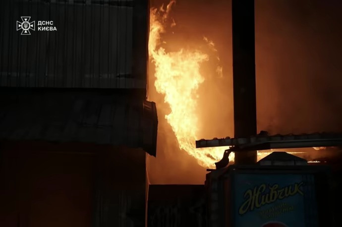 Hiện trường các vụ cháy ở Kiev trong đêm ngày 6, rạng sáng 7/11. (Ảnh: Pravda)