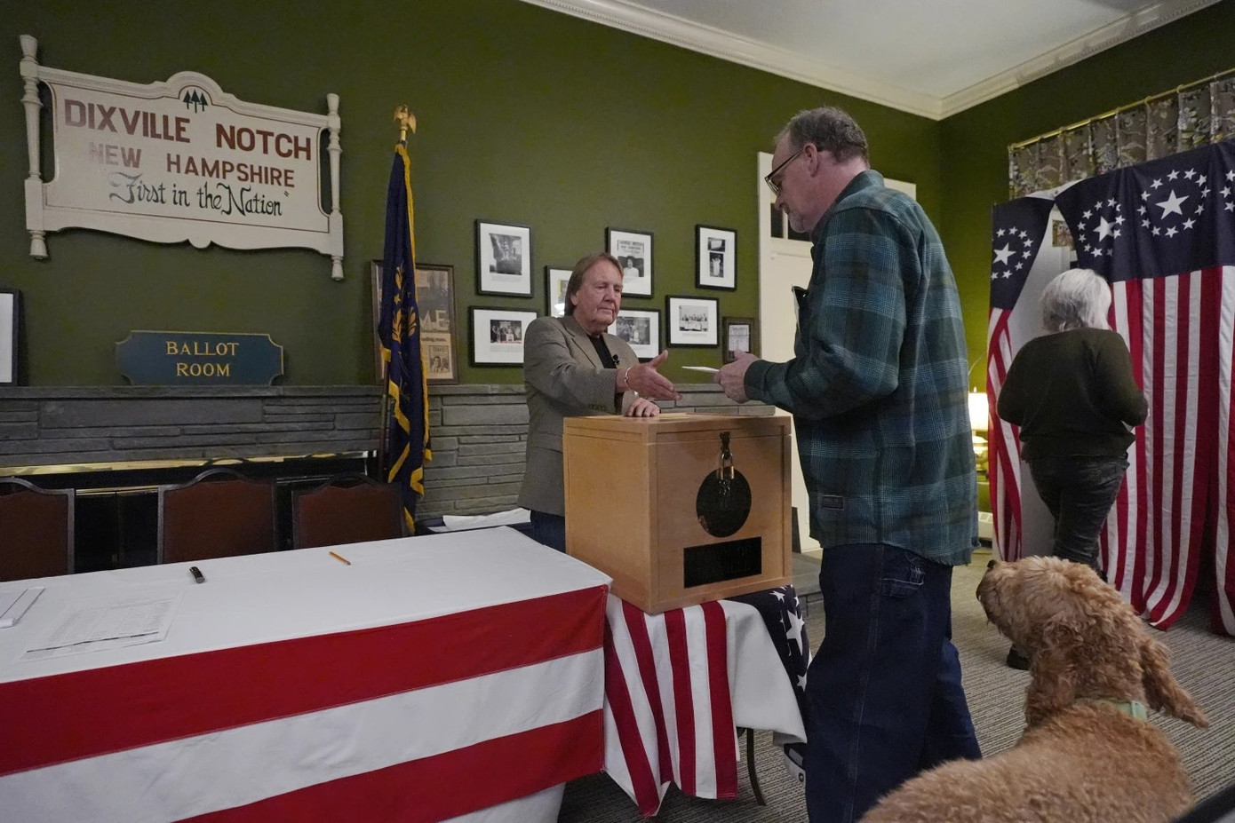 Quá trình bỏ phiếu và kiểm phiếu kéo dài vài phút, vì chỉ có sáu cử tri tham gia bầu cử. (Ảnh: AP) Quá trình bỏ phiếu và kiểm phiếu kéo dài vài phút, vì chỉ có sáu cử tri tham gia bầu cử. (Ảnh: AP)