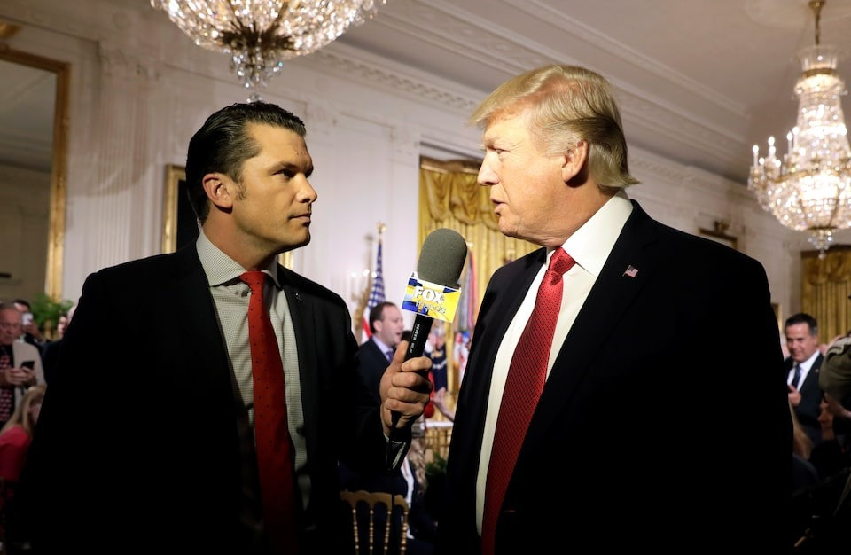 Ông Donald Trump và ông Pete Hegseth trong một cuộc phỏng vấn năm 2017. (Ảnh: Reuters)