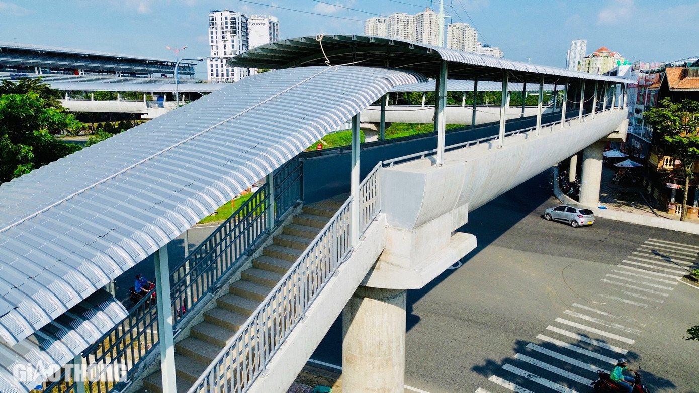 Hệ thống mái che, đèn chiếu sáng và lan can bảo vệ tại các cầu đi bộ dọc tuyến metro số 1 đã được lắp đặt hoàn tất, tạo nên không gian di chuyển an toàn và thuận tiện cho người dân. Những ngày qua, công tác kiểm tra, đánh giá chất lượng được triển khai để đảm bảo tất cả đều đạt tiêu chuẩn trước khi đưa vào sử dụng