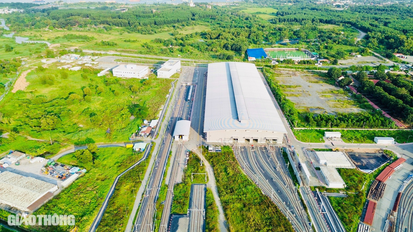 Depot Long Bình rộng khoảng 20ha, bao gồm trung tâm điều khiển, bảo dưỡng tàu, các tòa nhà vận hành, xưởng bảo dưỡng tàu, cơ sở hạ tầng bảo dưỡng thiết bị đường ray, hệ thống điện, tín hiệu, thông tin liên lạc, bãi đỗ tàu, trạm vệ sinh tàu, mạng lưới đường nội bộ và khu văn phòng... Riêng khu nhà xưởng rộng 4.000m2, được xây dựng bằng thép, là nơi để bảo dưỡng và sửa chữa các đoàn tàu của tuyến metro số 1.