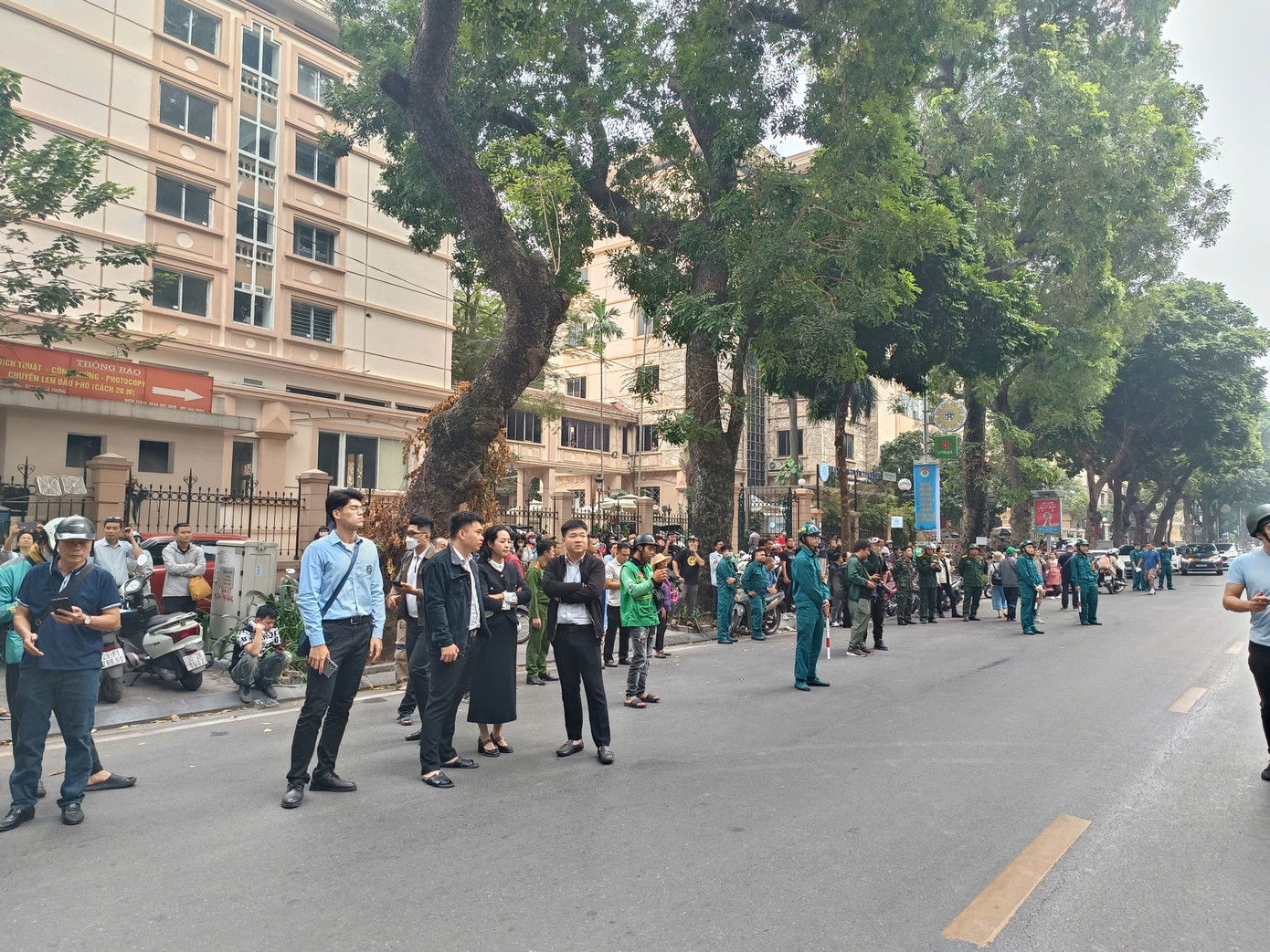 Lực lượng chức năng phong tỏa một đoạn phố Hai Bà Trưng để phục vụ công tác chữa cháy.(Ảnh: Thanh Hà)