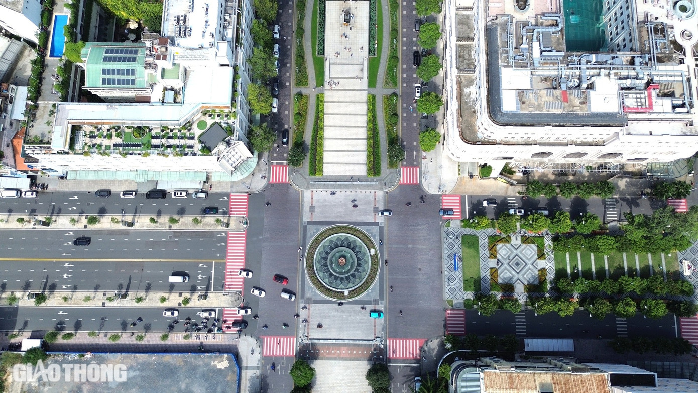 Dừng chân ở ga này, hành khách dễ dàng tiếp cận các khu vực như phố đi bộ Nguyễn Huệ, trung tâm thương mại Vincom, bến Bạch Đằng, chợ Bến Thành... Đây chắc chắn sẽ là điểm trung chuyển quan trọng, thu hút khách du lịch trong và ngoài nước.