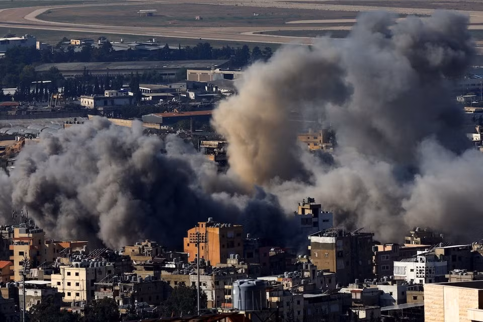 Khói bốc lên từ thủ đô Beirut của Li-băng ngày 14/11. (Ảnh: Reuters)