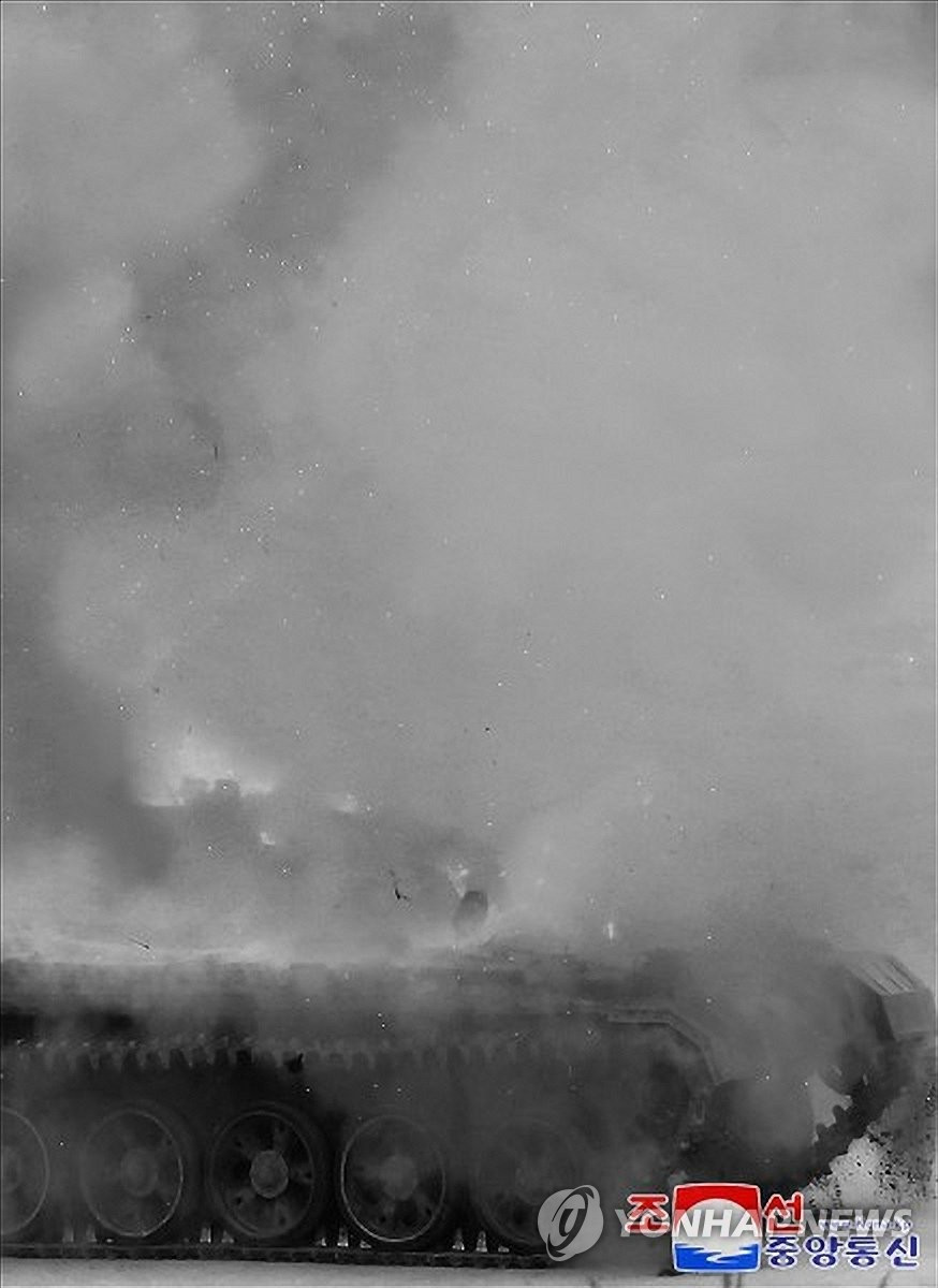 Máy bay không người lái tấn công xe tăng trong cuộc thử nghiệm. (Ảnh: Yonhap)