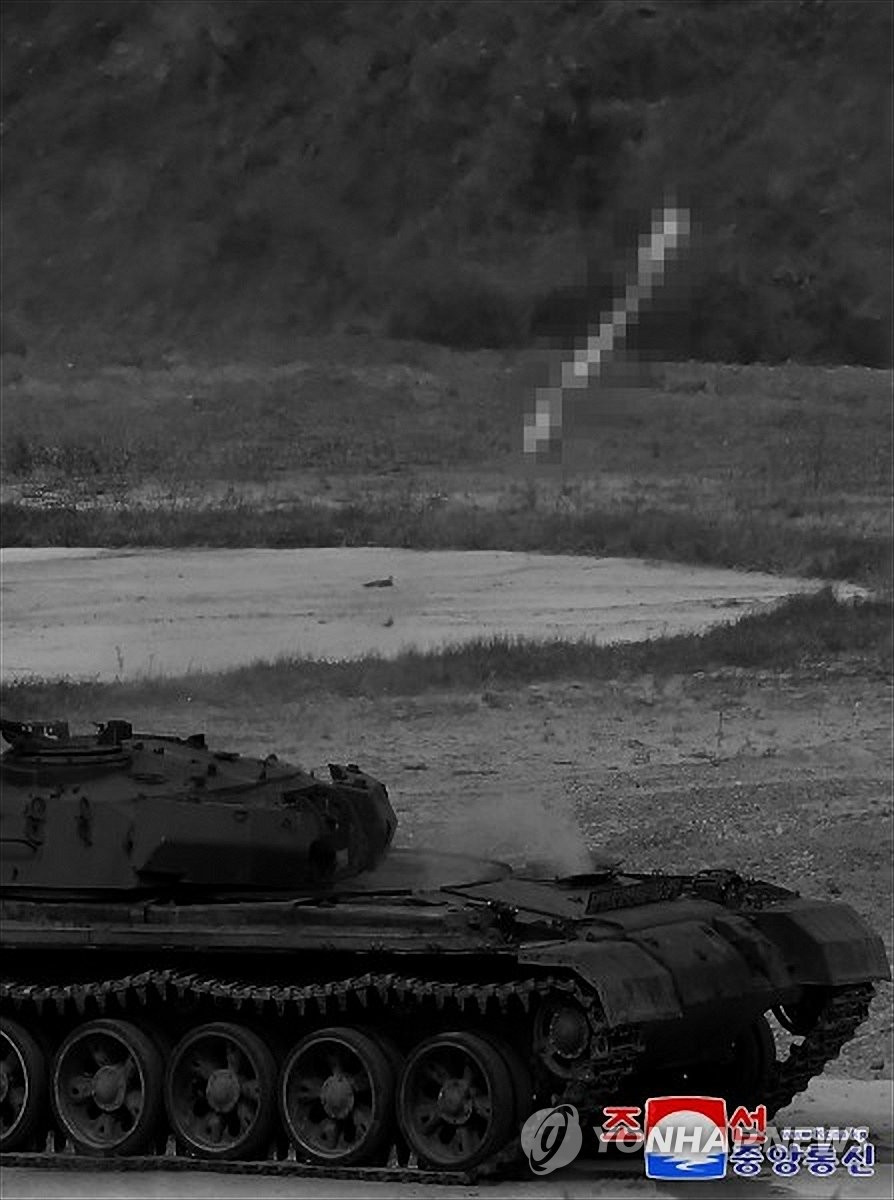 Máy bay không người lái tấn công xe tăng trong cuộc thử nghiệm. (Ảnh: Yonhap)