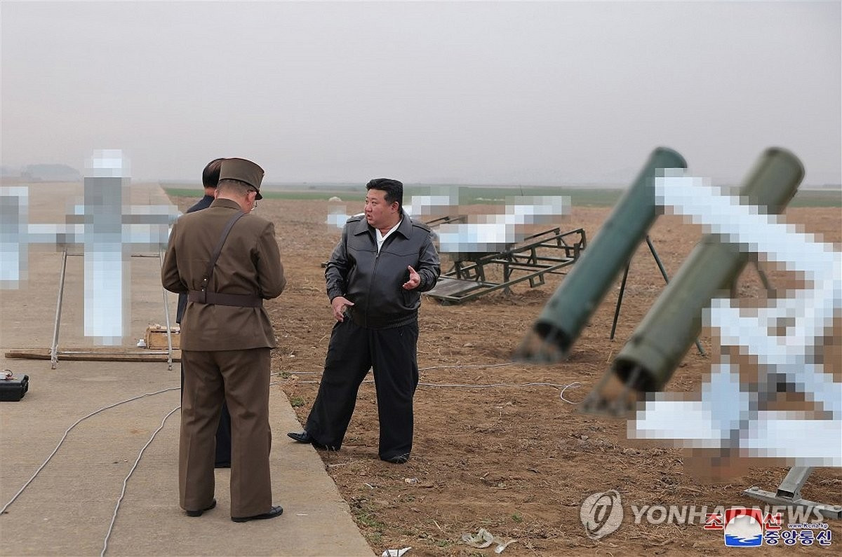 Ông Kim Jong-un thị sát quá trình thử nghiệm. (Ảnh: Yonhap)