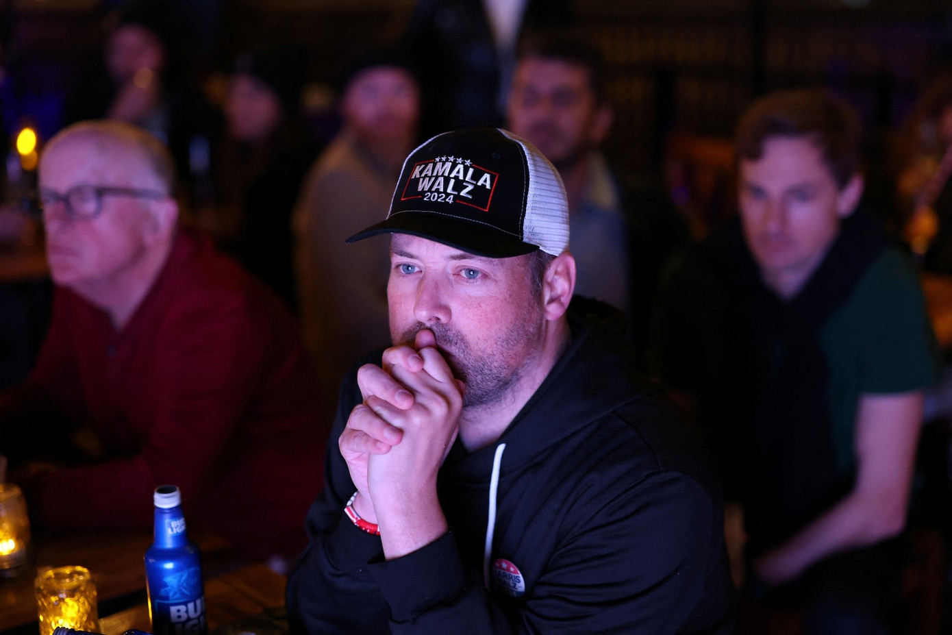 Cử tri ủng hộ bà Harris hồi hộp theo dõi kết quả ở New York. (Ảnh: Reuters)