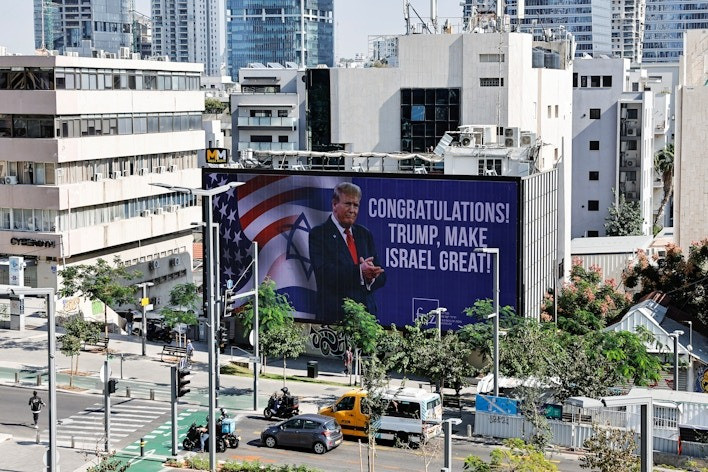 Biển chúc mừng ông Trump ở Tel Aviv (Israel). (Ảnh: Reuters) Biển chúc mừng ông Trump ở Tel Aviv (Israel). (Ảnh: Reuters)
