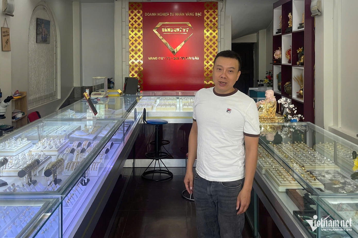 Bên trong cửa hàng của ông Tùng không có một bóng khách. Ảnh: Phạm Công