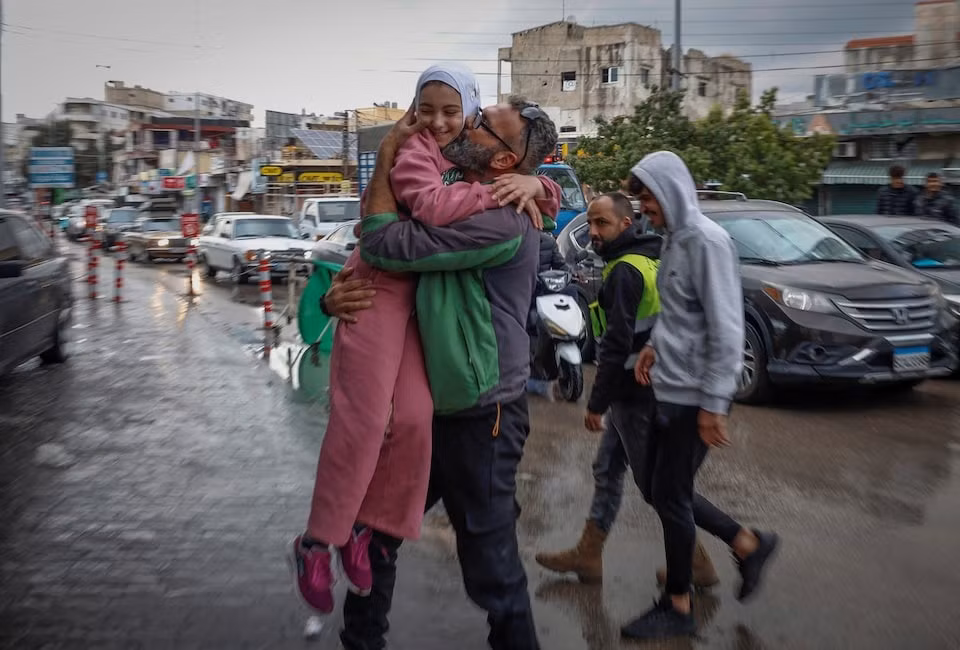 Người dân Li-băng đoàn tụ sau nhiều tháng bị chia cắt vì chiến sự. (Ảnh: Reuters) Người dân Li-băng đoàn tụ sau nhiều tháng bị chia cắt vì chiến sự. (Ảnh: Reuters)