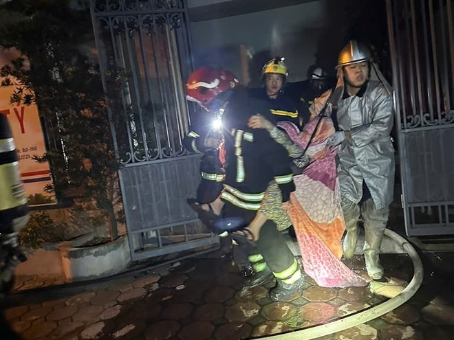 Lực lượng chức năng đưa người bị mắc kẹt ra ngoài.