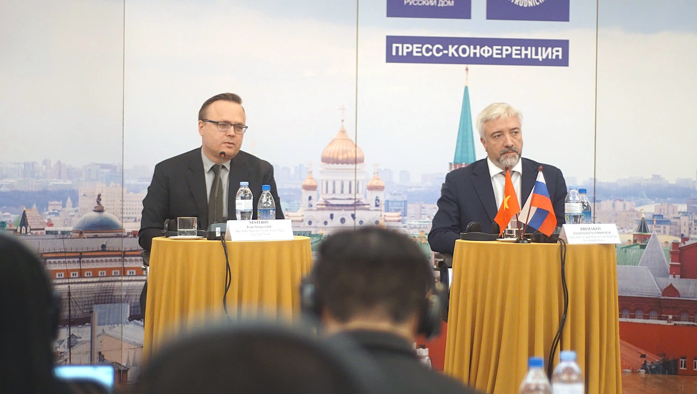 Đại biện lâm thời Nga tại Việt Nam Ivan Sergeevich Nesterov (trái). (Ảnh: Minh Hạnh) Đại biện lâm thời Nga tại Việt Nam Ivan Sergeevich Nesterov (trái). (Ảnh: Minh Hạnh)