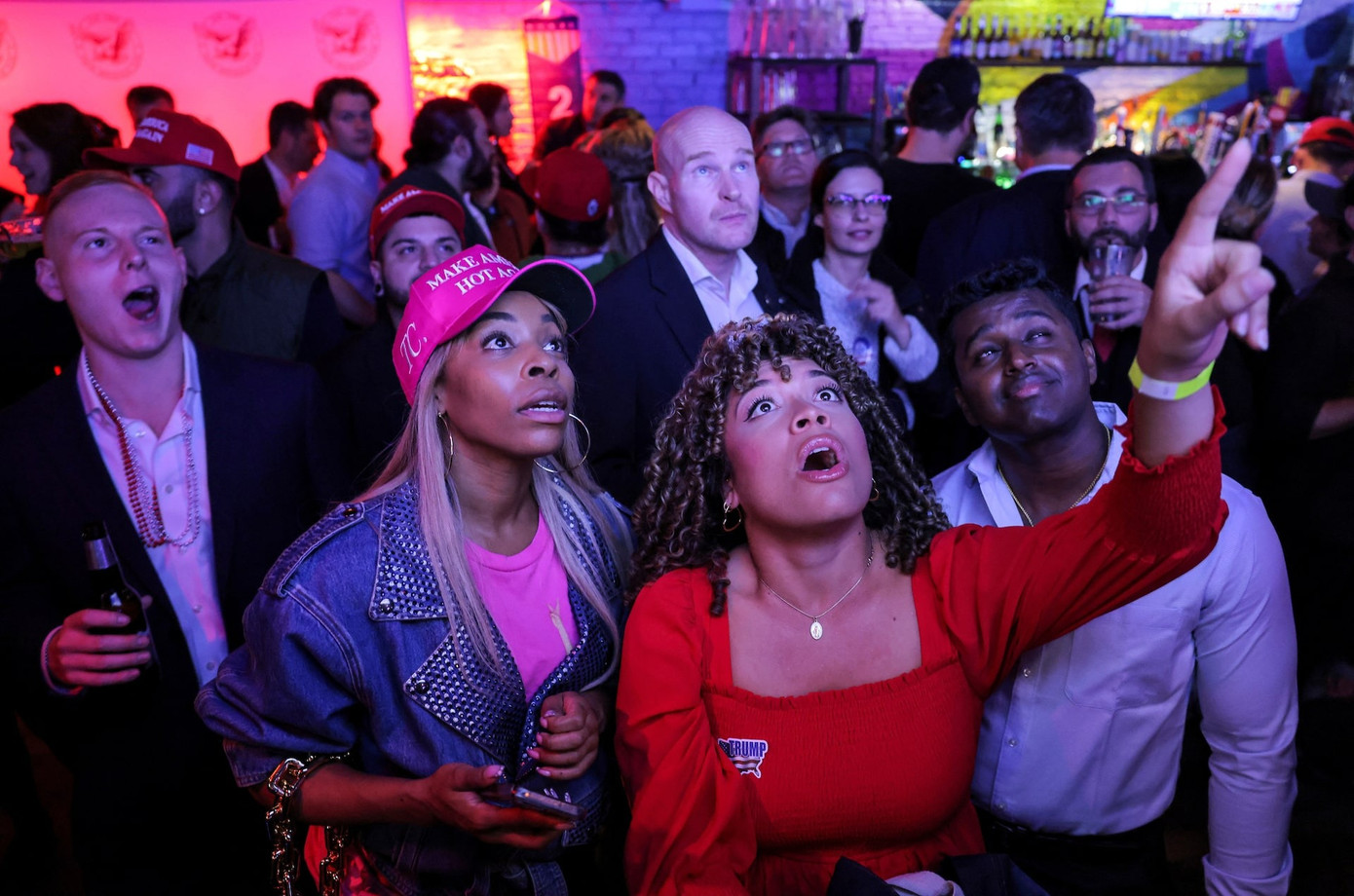 Cử tri trẻ tuổi ở New York chăm chú theo dõi kết quả kiểm phiếu. (Ảnh: Reuters)