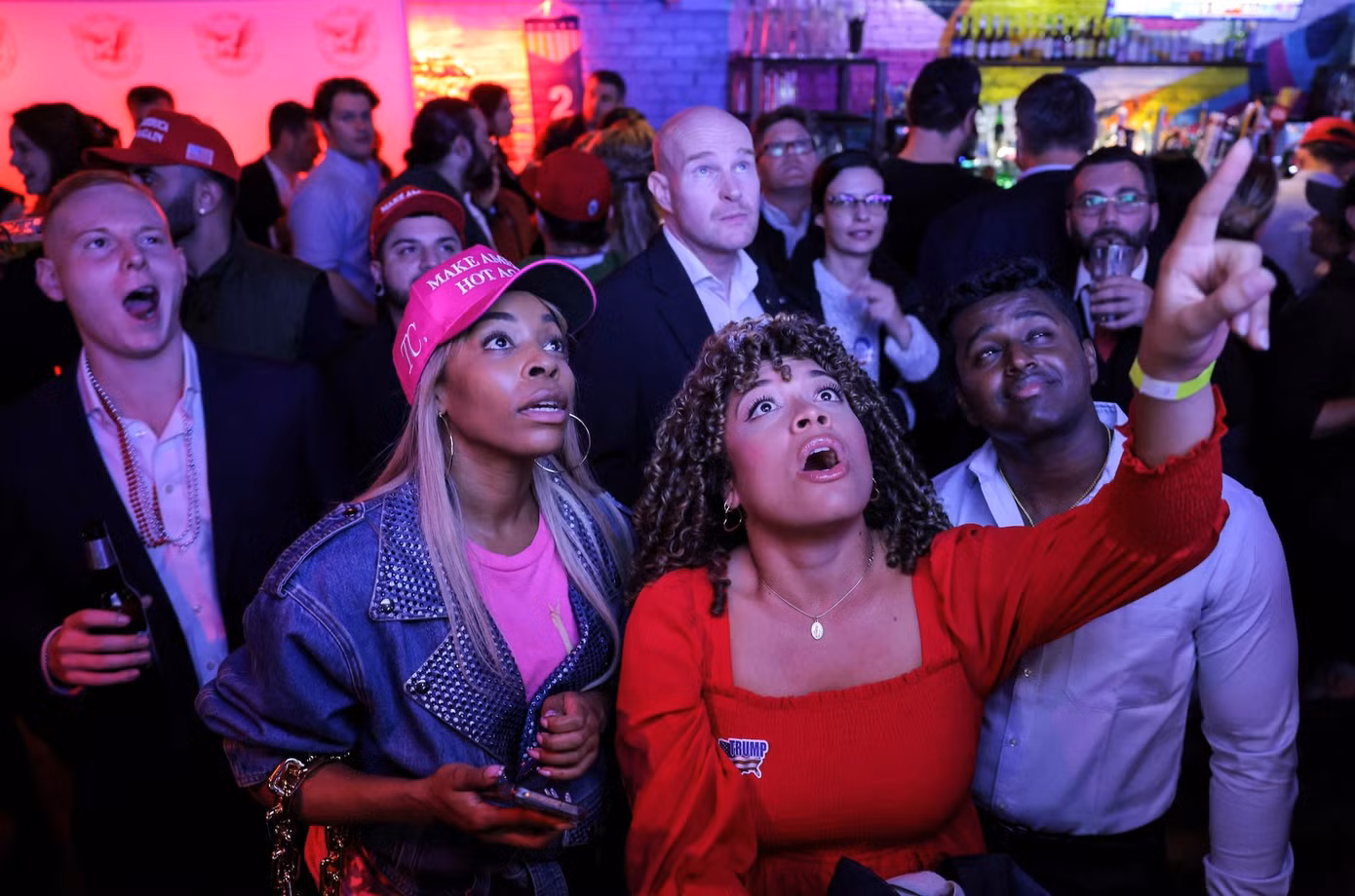 Cử tri trẻ tuổi ở New York chăm chú theo dõi kết quả kiểm phiếu. (Ảnh: Reuters)