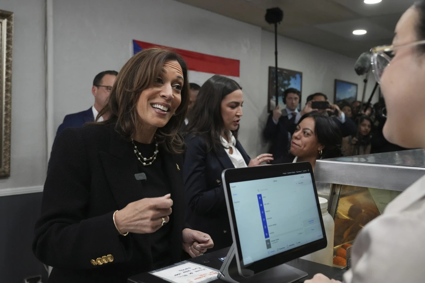 Bà Kamala Harris dùng bữa tại một nhà hàng khi thăm bang chiến trường Pennsylvania hôm 4/11. (Ảnh: AP)