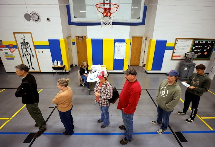 Người dân xếp hàng chờ bỏ phiếu ở Asheville (bang Bắc Carolina). (Ảnh: Reuters) Người dân xếp hàng chờ bỏ phiếu ở Asheville (bang Bắc Carolina). (Ảnh: Reuters)