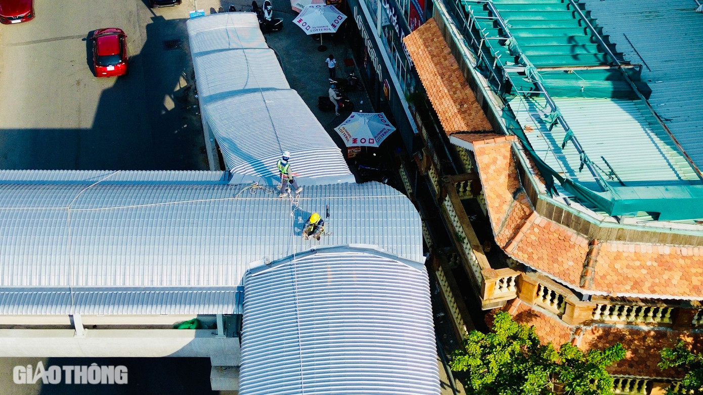 Hệ thống mái che, đèn chiếu sáng và lan can bảo vệ tại các cầu đi bộ dọc tuyến metro số 1 đã được lắp đặt hoàn tất, tạo nên không gian di chuyển an toàn và thuận tiện cho người dân. Những ngày qua, công tác kiểm tra, đánh giá chất lượng được triển khai để đảm bảo tất cả đều đạt tiêu chuẩn trước khi đưa vào sử dụng