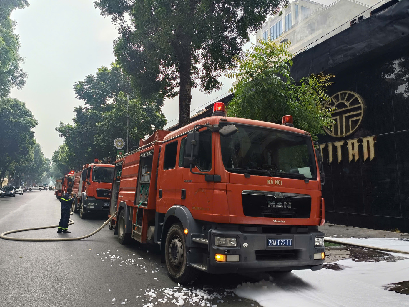 Anh Bắc nhân viên quán 39 Hai Bà Trưng cho biết, thời điểm xảy ra cháy anh cùng một số người có mặt trong quán thì phát hiện lửa bùng phát tại khu vực tầng mái kho để đồ trang trí, hàng hóa, bàn ghế cũ... (cửa hàng cao 2 tầng, 1 tum). "Cửa hàng không sửa chữa. Thấy cháy mọi người chạy ra ngoài nên không ai làm sao" - anh Bắc cho biết.