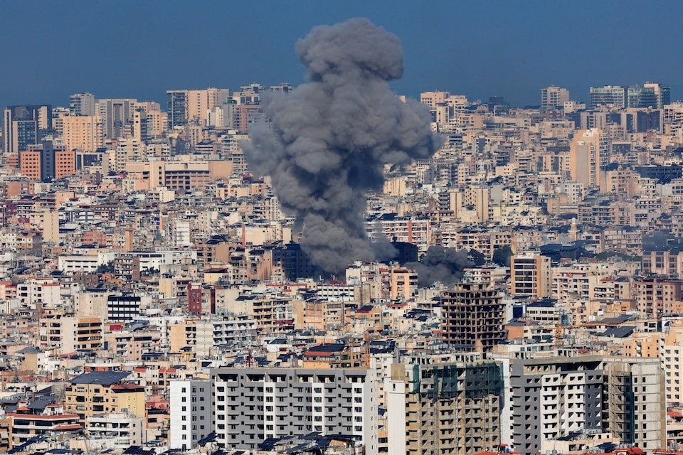 Khói bốc lên từ thủ đô Beirut của Li-băng ngày 14/11. (Ảnh: Reuters) Khói bốc lên từ thủ đô Beirut của Li-băng ngày 14/11. (Ảnh: Reuters)