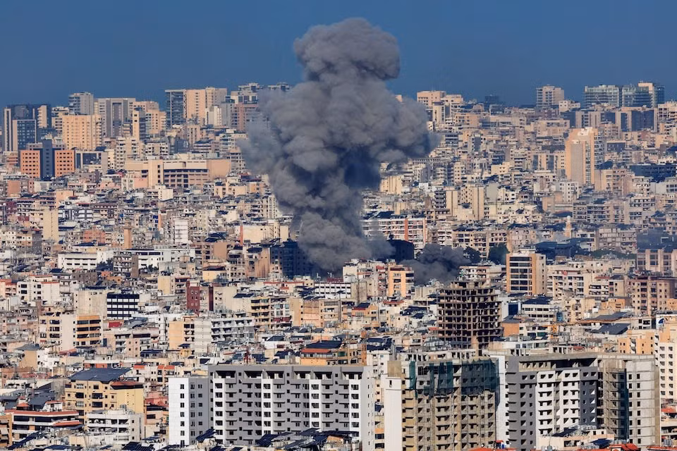 Khói bốc lên từ thủ đô Beirut của Li-băng ngày 14/11. (Ảnh: Reuters)