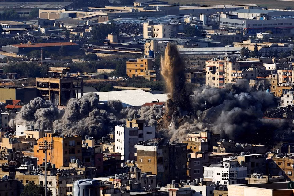 Khói bốc lên từ thủ đô Beirut của Li-băng ngày 14/11. (Ảnh: Reuters)