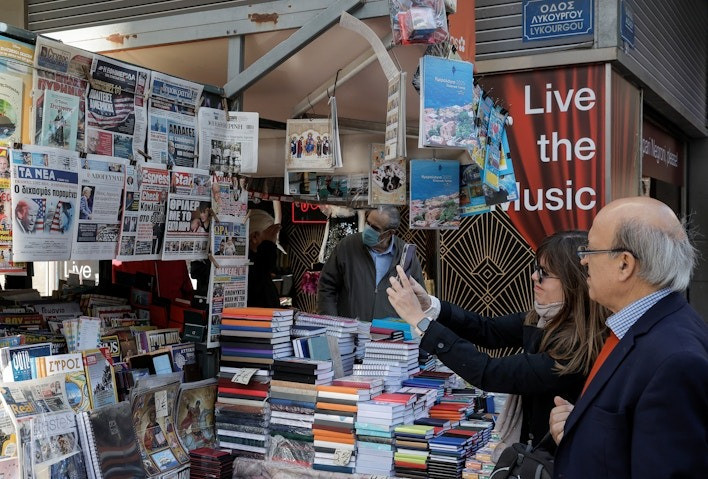Một phụ nữ chụp ảnh những tờ báo viết về chiến thắng của ông Trump ở Athens (Hy Lạp). (Ảnh: Reuters) Một phụ nữ chụp ảnh những tờ báo viết về chiến thắng của ông Trump ở Athens (Hy Lạp). (Ảnh: Reuters)