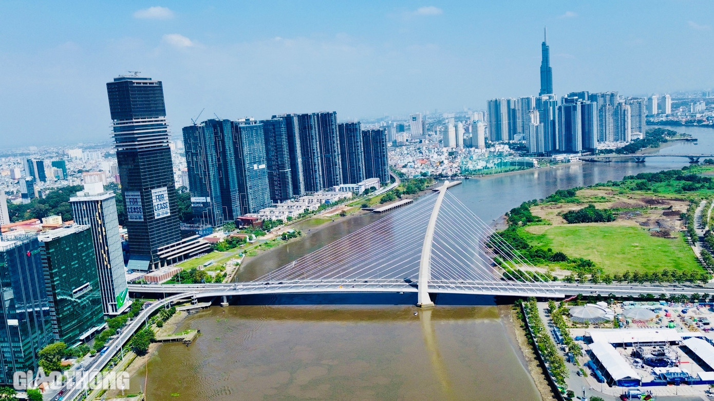 Những điểm kết nối không thể bỏ qua từ ga Ba Son chính là tuyến đường ven sông được mệnh danh là đẹp nhất thành phố; công viên Bạch Đằng, dịch vụ buýt sông hay các điểm kết nối như tại ga Bến Thành, ga Nhà hát Thành phố.