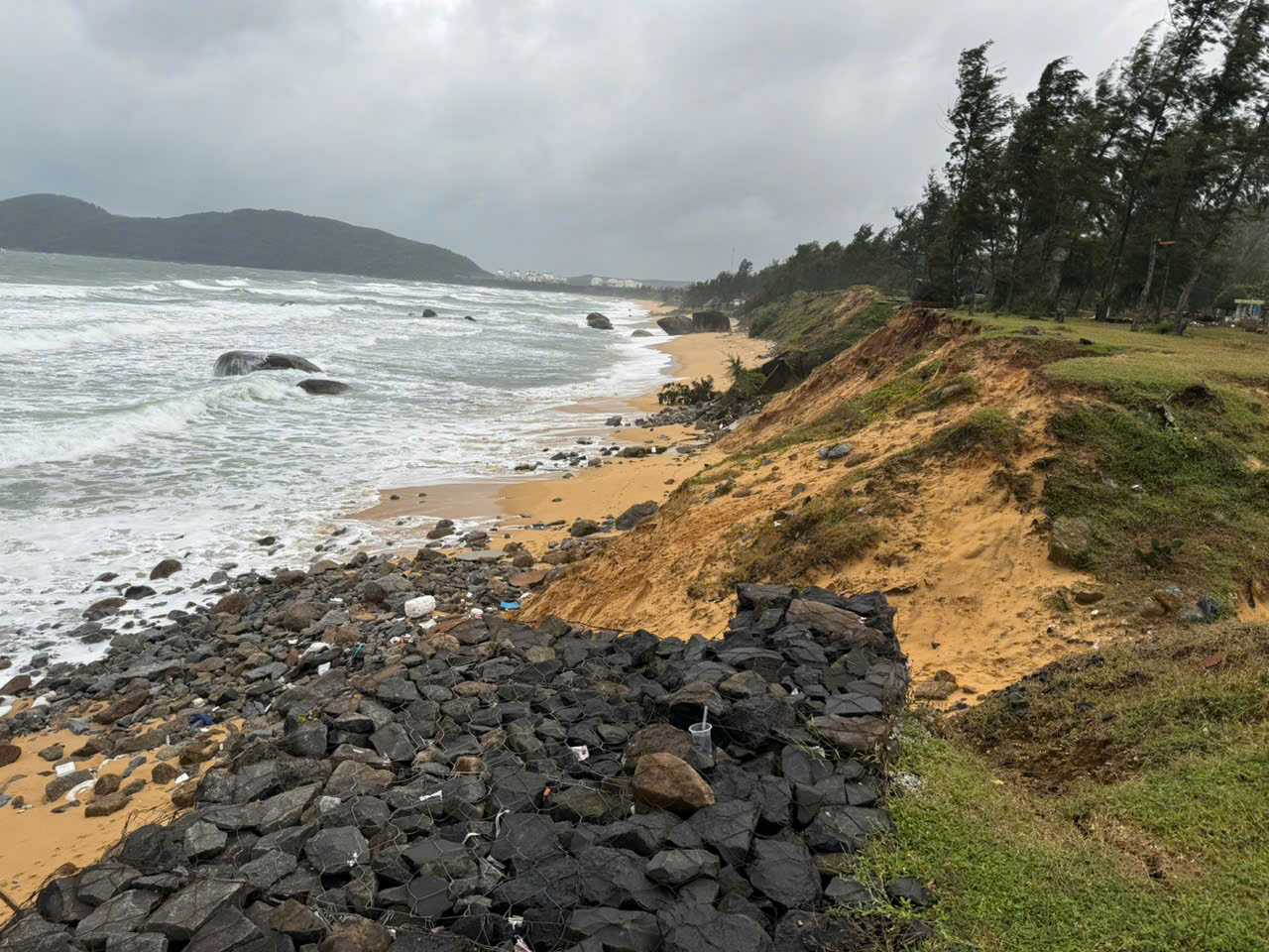 Sạt lở bờ biển gây ảnh hưởng đến an toàn trụ sở Đồn Biên phòng Cửa khẩu cảng Dung Quất. Sạt lở bờ biển gây ảnh hưởng đến an toàn trụ sở Đồn Biên phòng Cửa khẩu cảng Dung Quất.