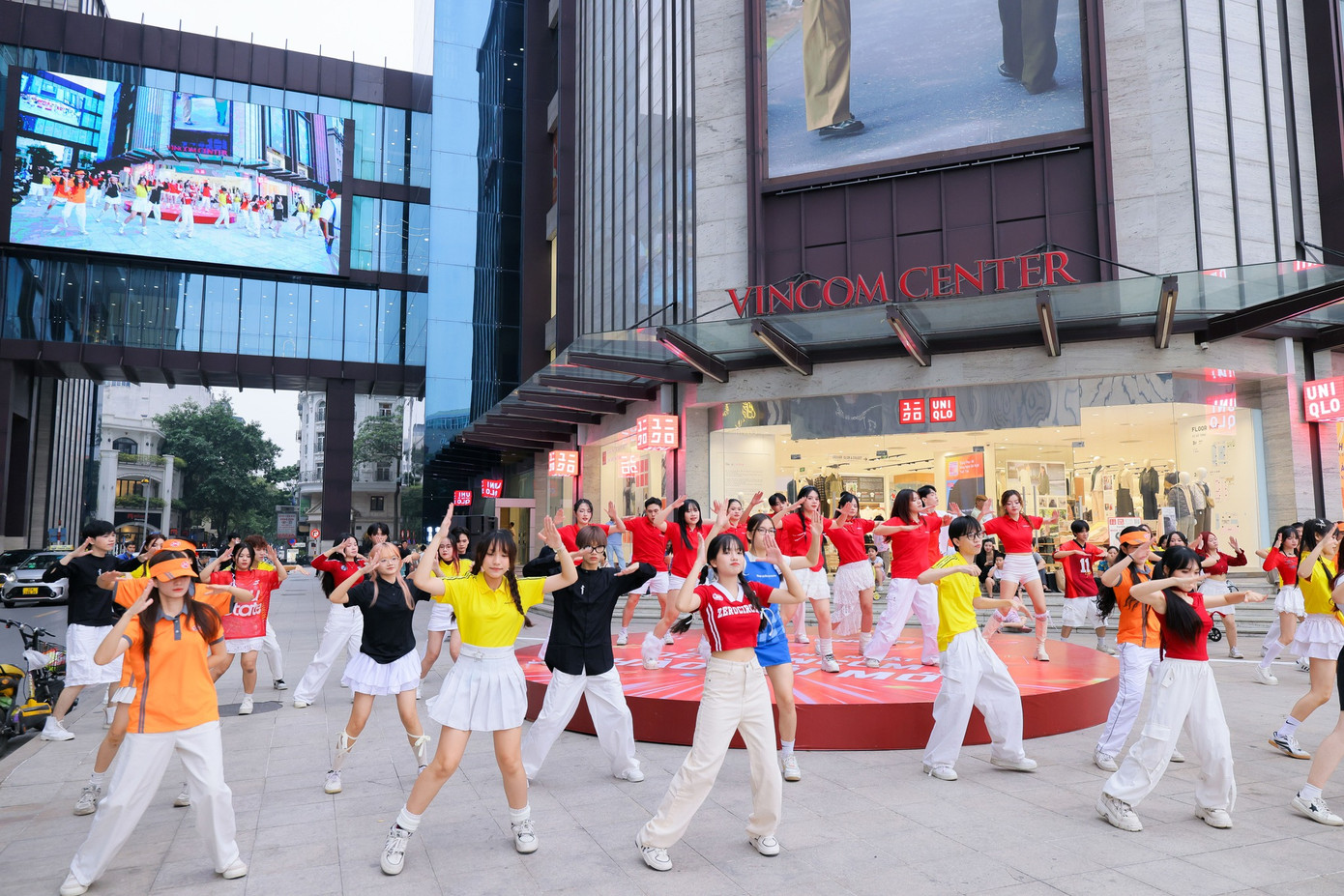 Màn nhảy Flashmob giai điệu Vincom Malliday sôi động tại “Live Duet Dance Challenge” Màn nhảy Flashmob giai điệu Vincom Malliday sôi động tại “Live Duet Dance Challenge”