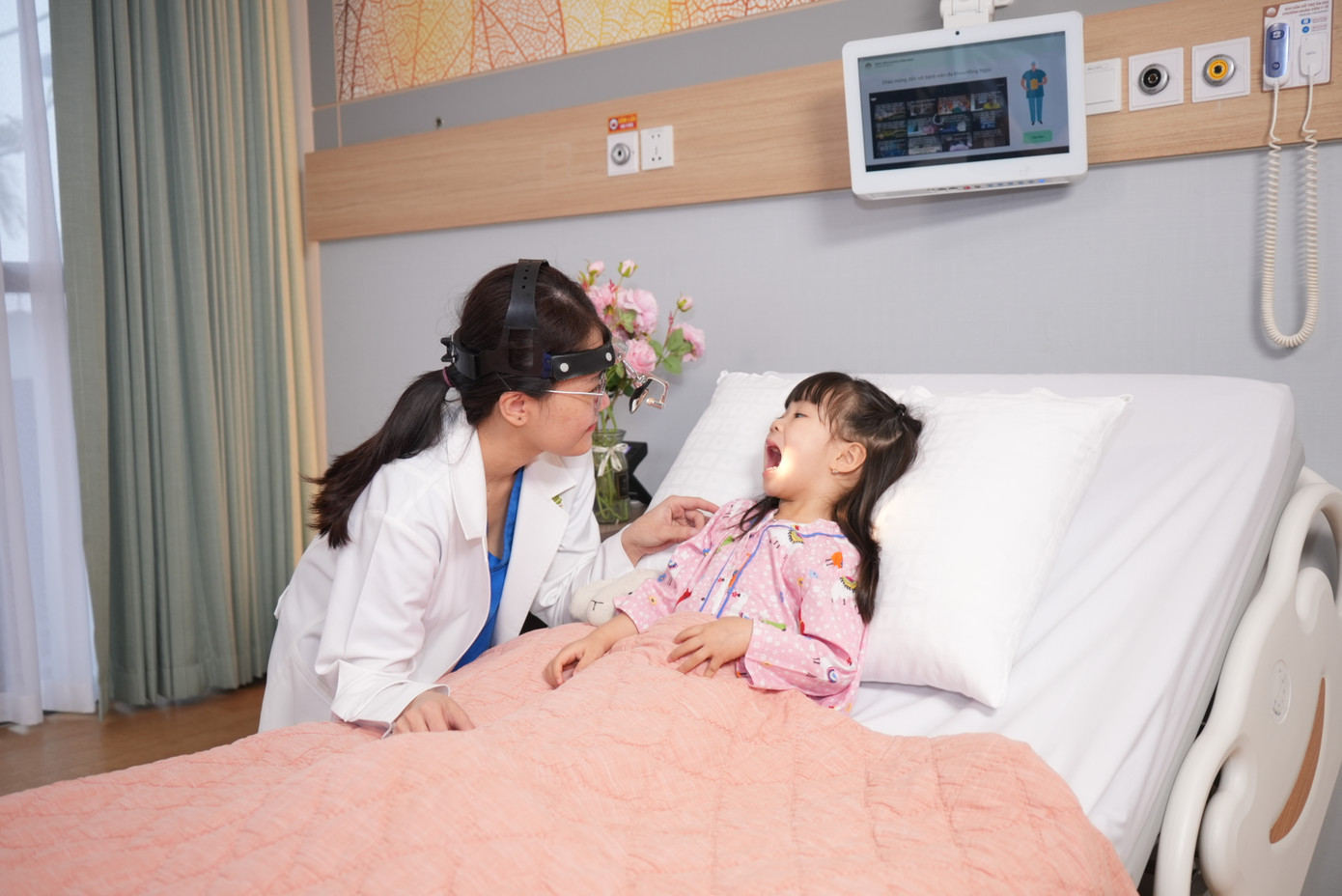 Chương trình giới thiệu nhiều tiến bộ mới trong việc điều trị bệnh lý mũi xoang và đầu cổ. Chương trình giới thiệu nhiều tiến bộ mới trong việc điều trị bệnh lý mũi xoang và đầu cổ.