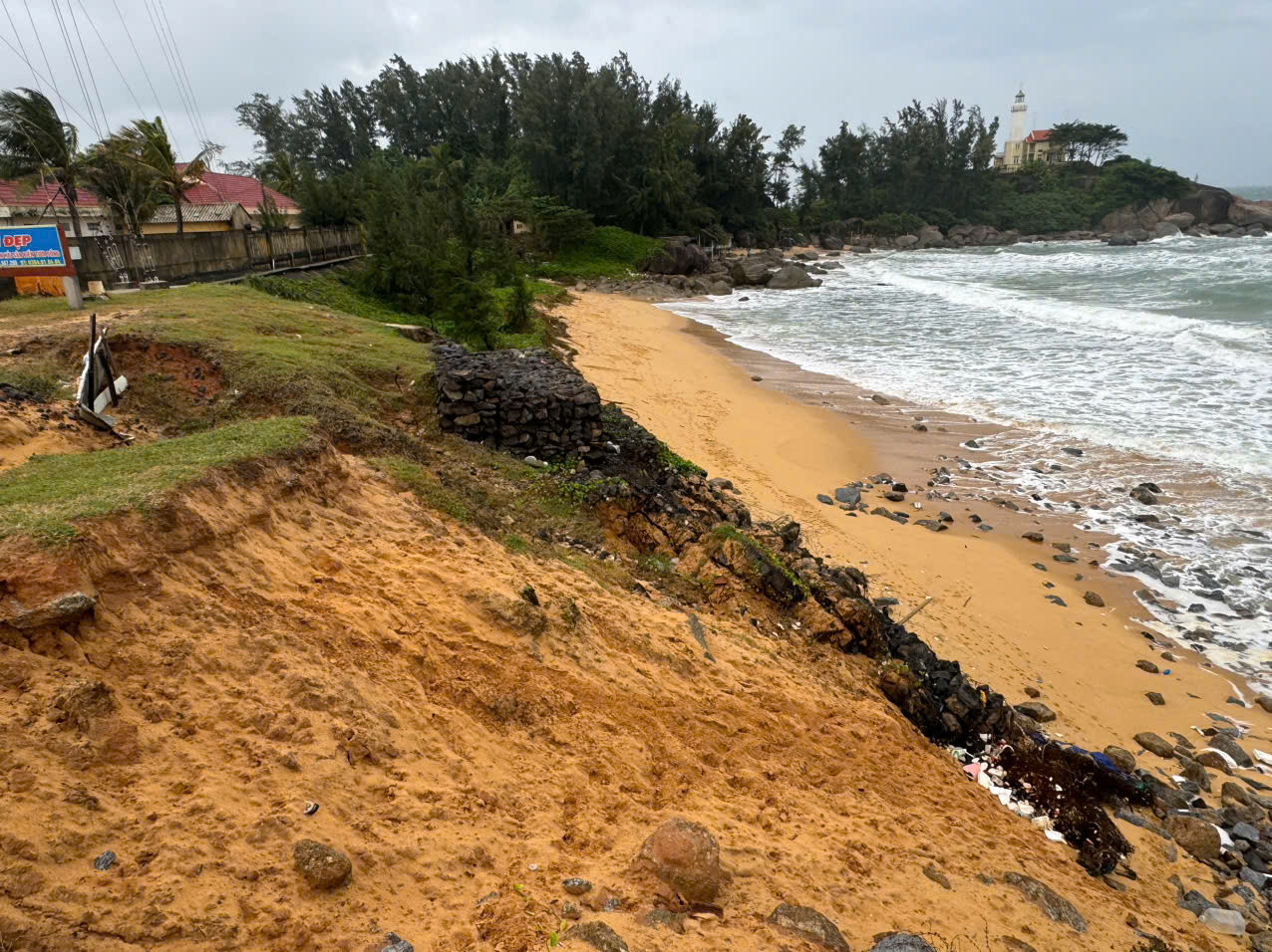 Sạt lở bờ biển gây ảnh hưởng đến an toàn trụ sở Đồn Biên phòng Cửa khẩu cảng Dung Quất. Sạt lở bờ biển gây ảnh hưởng đến an toàn trụ sở Đồn Biên phòng Cửa khẩu cảng Dung Quất.