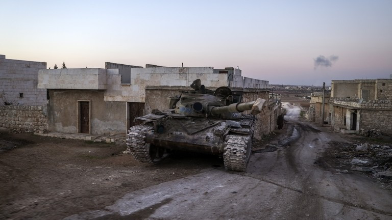 Một chiếc xe tăng của quân đội Syria bị phá hủy nằm ở làng Anjara (ngoại ô phía tây Aleppo, Syria) ngày 29/11. (Ảnh: AP)