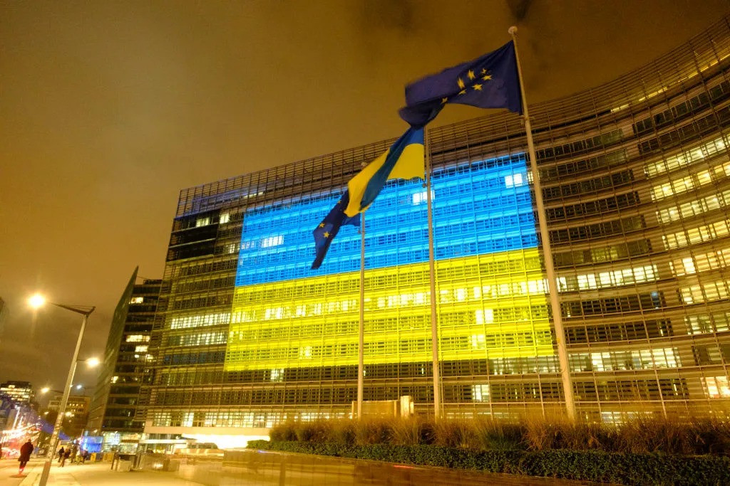 Quốc kỳ Ukraine trên mặt trước trụ sở Ủy ban châu Âu hôm 18/11, khi cuộc xung đột Nga - Ukraine bước qua dấu mốc 1.000 ngày. (Ảnh: Getty Images) Quốc kỳ Ukraine trên mặt trước trụ sở Ủy ban châu Âu hôm 18/11, khi cuộc xung đột Nga - Ukraine bước qua dấu mốc 1.000 ngày. (Ảnh: Getty Images)