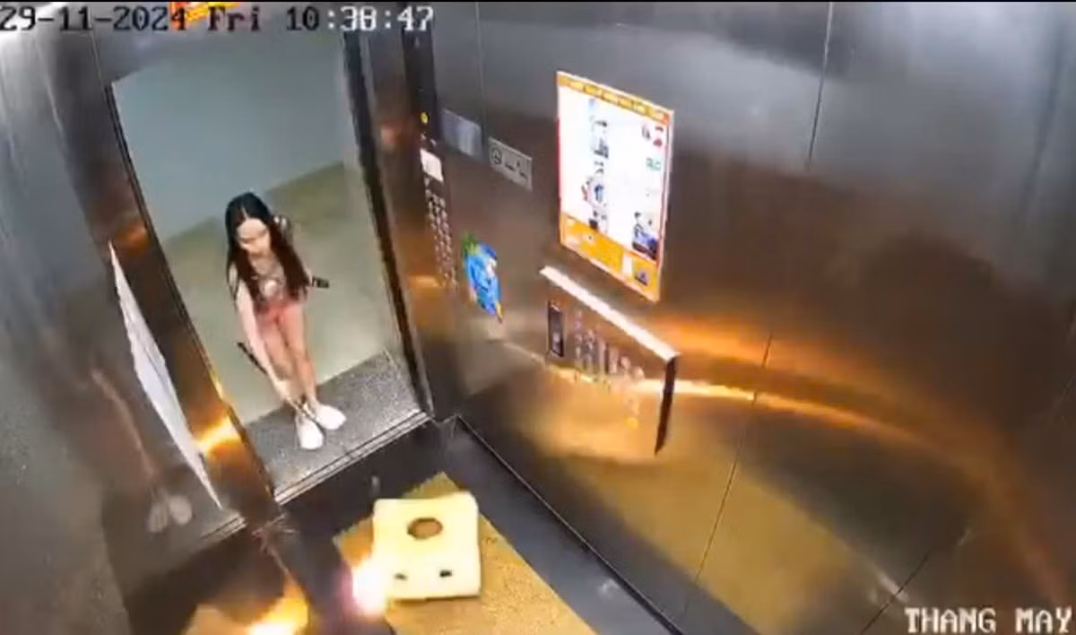 Người phụ nữ ném vật cháy vào cửa thang máy chung cư gây xôn xao dư luận. Ảnh cắt từ clip Người phụ nữ ném vật cháy vào cửa thang máy chung cư gây xôn xao dư luận. Ảnh cắt từ clip