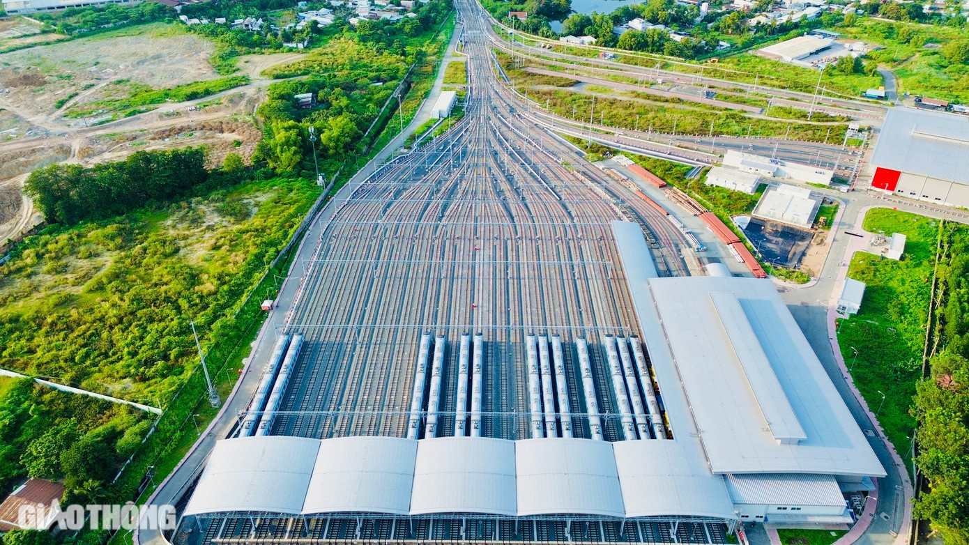 Để hoạt động một cách hiệu quả, Công ty TNHH MTV Đường sắt đô thị số 1 (HURC, đơn vị vận hành metro số 1) đã thành lập Xí nghiệp vận hành và Xí nghiệp bảo trì. Xí nghiệp vận hành đảm nhiệm điều hành hoạt động hằng ngày, tập trung đội ngũ lái tàu, nhân viên nhà ga, các bộ phận hỗ trợ. Trong khi đó, Xí nghiệp bảo trì sẽ quản lý, bảo trì toàn bộ hệ thống kỹ thuật, từ đầu máy đến cơ sở hạ tầng.