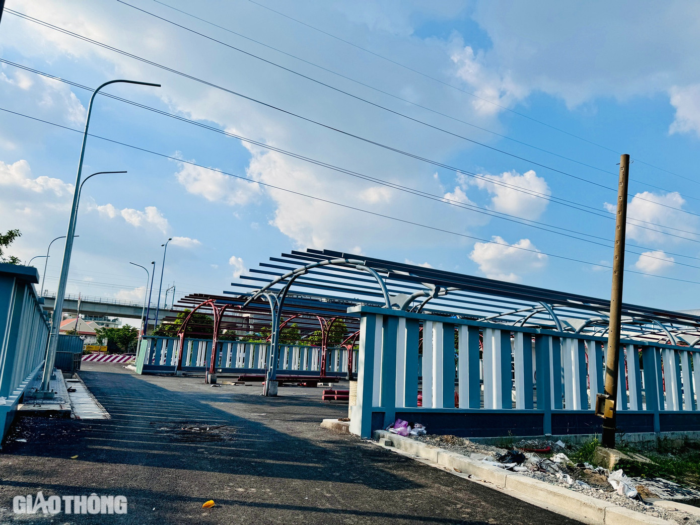 Các bãi giữ xe máy, ô tô tại các nhà ga tuyến metro số 1 cũng đang được đẩy nhanh tiến độ thi công để kịp phục vụ nhu cầu của người dân khi chính thức hoạt động. Những bãi giữ xe này được xây dựng tại các vị trí thuận lợi, gần các nhà ga, giúp hành khách dễ dàng di chuyển, gửi xe trước khi lên tàu.