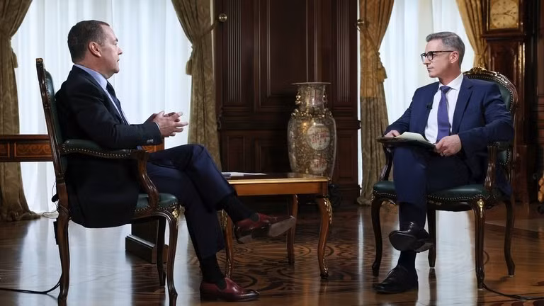 Ông Medvedev trả lời hãng tin RT. (Ảnh: RT) Ông Medvedev trả lời hãng tin RT. (Ảnh: RT)