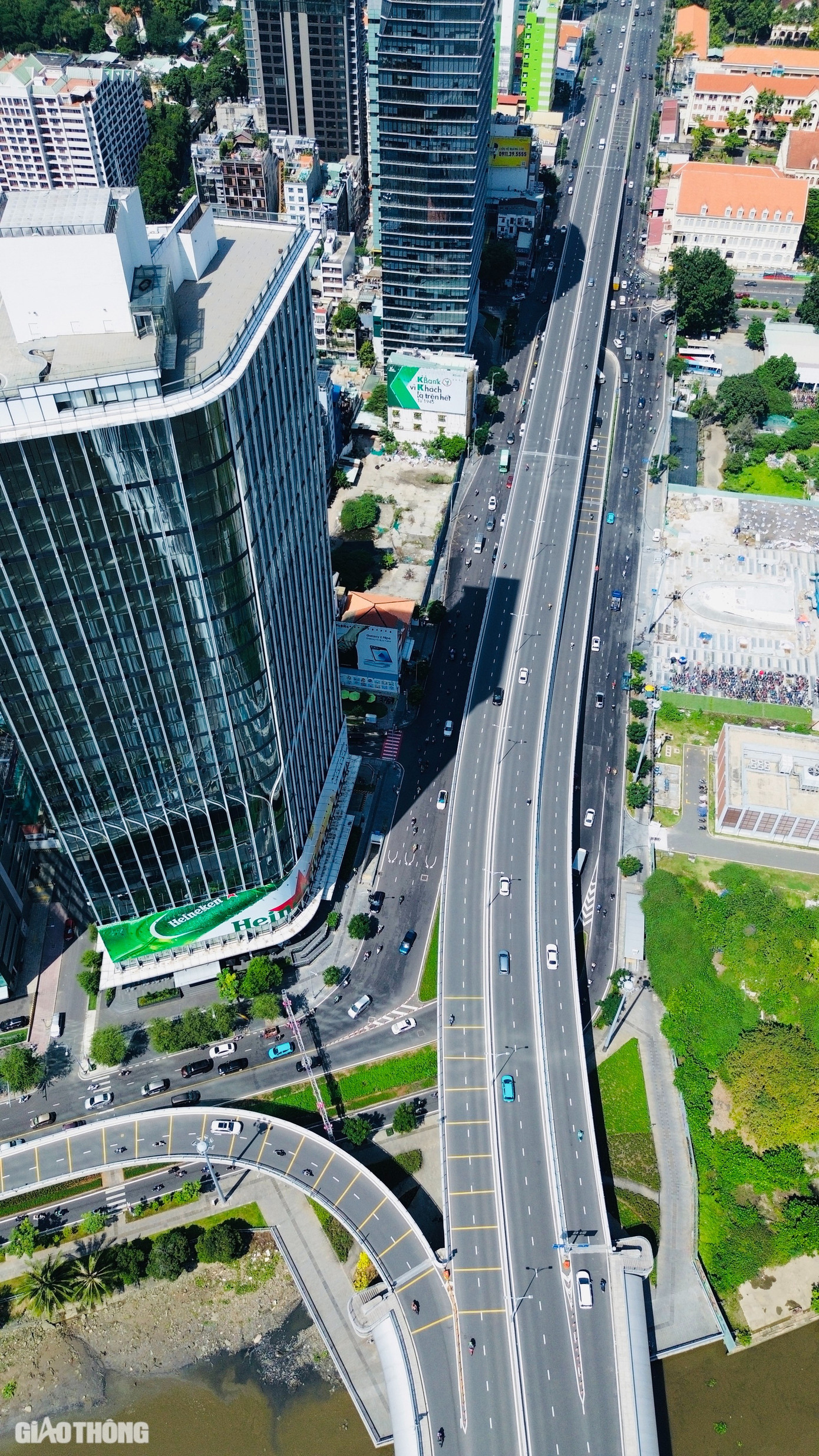 Dự kiến trong tương lai gần, cây cầu đi bộ qua sông Sài Gòn và công viên Sáng Tạo được xây dựng sẽ trở thành khu vực giao thoa giữa trung tâm TP.HCM với bán đảo Thủ Thiêm, mở ra không gian giải trí, văn hóa nghệ thuật đặc sắc, thu hút cư dân, du khách trải nghiệm.