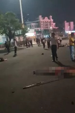 Những người bị thương nằm la liệt tại hiện trường. (Ảnh chụp màn hình) Những người bị thương nằm la liệt tại hiện trường. (Ảnh chụp màn hình)