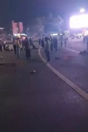 Những người bị thương nằm la liệt tại hiện trường. (Ảnh chụp màn hình) Những người bị thương nằm la liệt tại hiện trường. (Ảnh chụp màn hình)