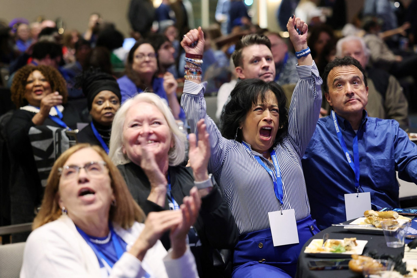 Cử tri đảng Dân chủ ở Omaha (bang Nebraska) ăn mừng những chiến thắng ban đầu của bà Harris. (Ảnh: Reuters)