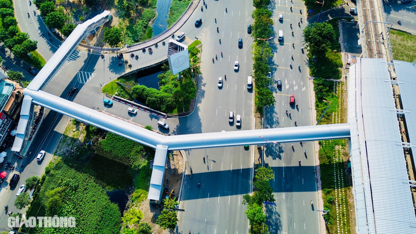 Mỗi cầu đi bộ dọc tuyến metro số 1, dài từ 80-150m (tùy theo vị trí), được thiết kế đặc biệt để phù hợp với đặc thù, không gian xung quanh các nhà ga.