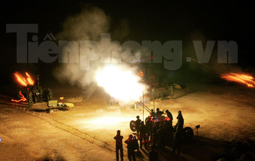 Những tiếng nổ chói tai, giòn tan, xé toạc không gian của trường bắn, từng quầng lửa lóe sáng, những đụn khói bảng lảng và mùi thuốc súng. Những tiếng nổ chói tai, giòn tan, xé toạc không gian của trường bắn, từng quầng lửa lóe sáng, những đụn khói bảng lảng và mùi thuốc súng