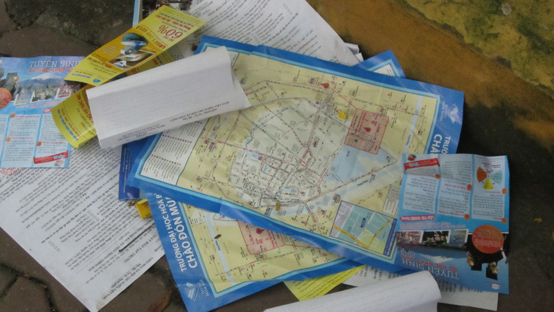 Tờ rơi khắp nơi trước cổng trường