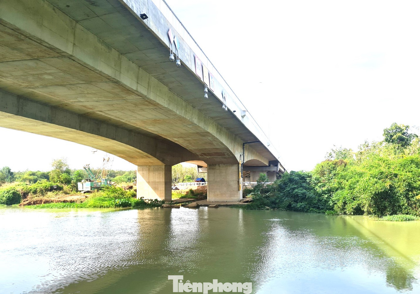 Cây cầu băng qua sông Thị Tính Cây cầu băng qua sông Thị Tính